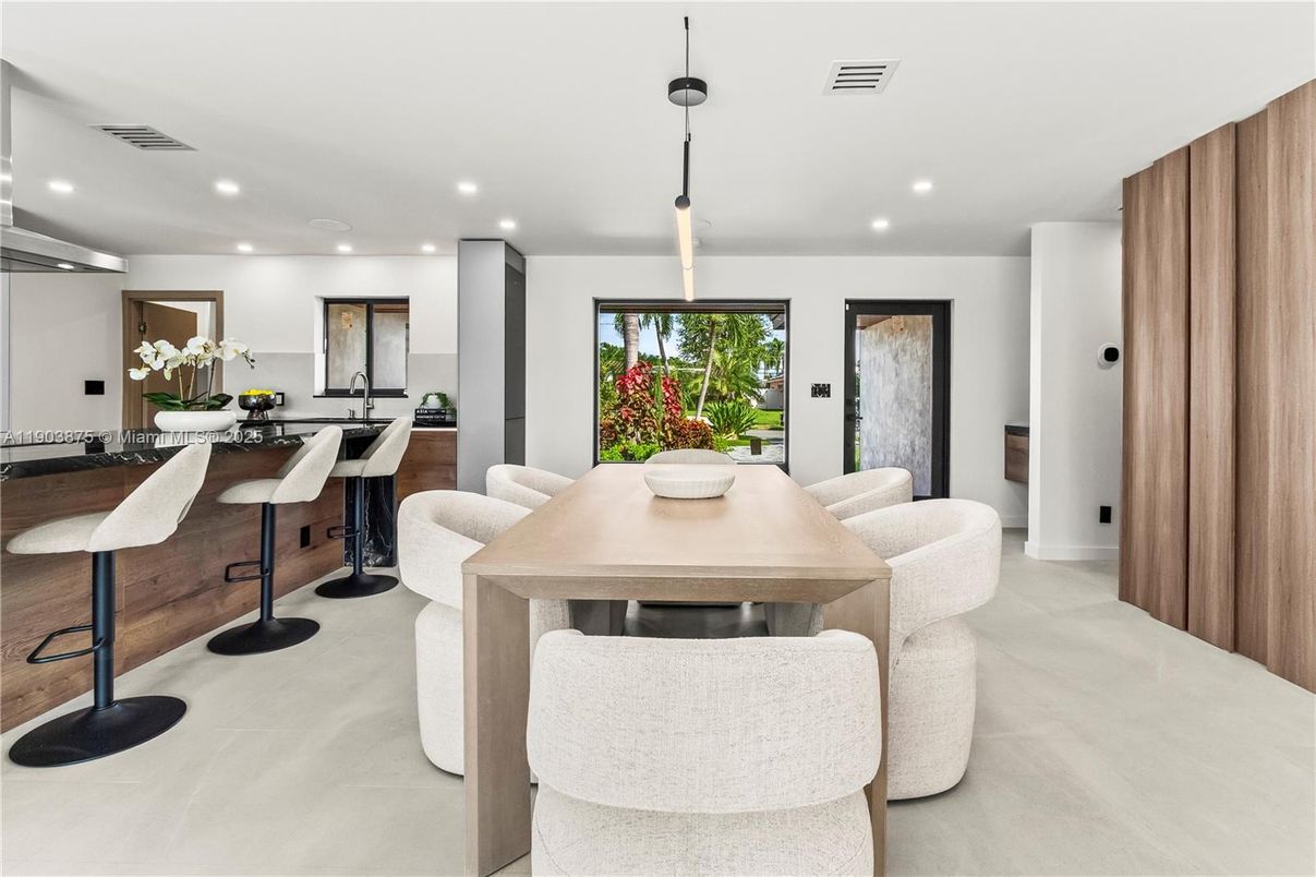 Dining room, Interior, Pendant Lights, Recessed Lighting