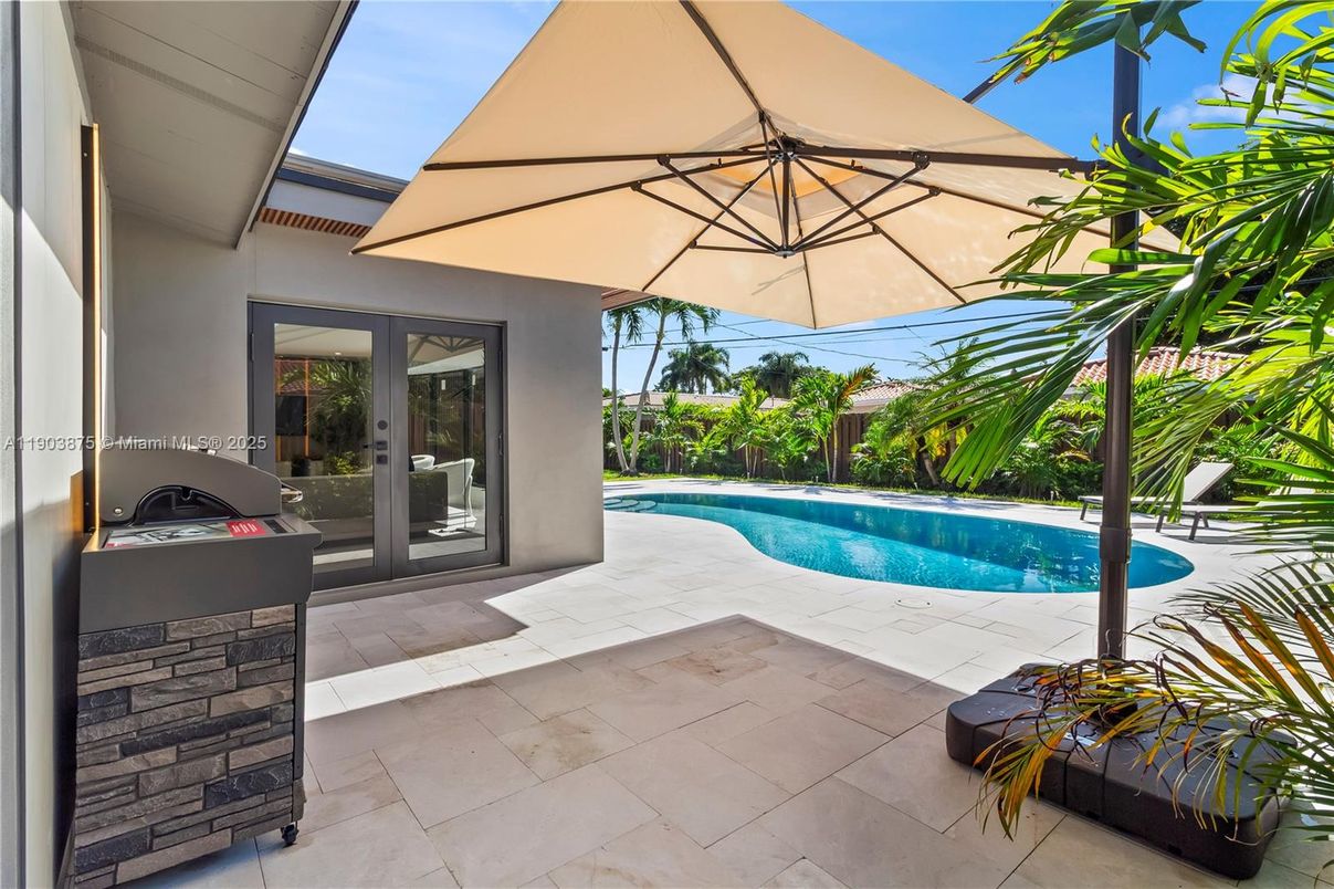 Exterior, Outdoor Kitchen, Pool