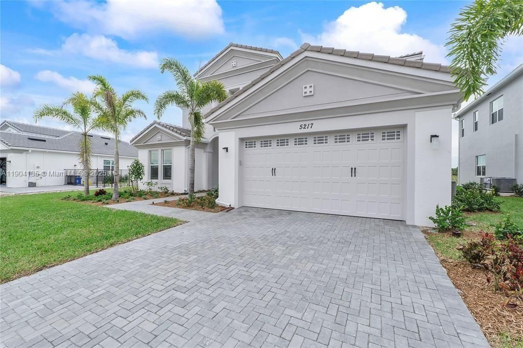 Attached, Exterior, Facade, Mediterranean