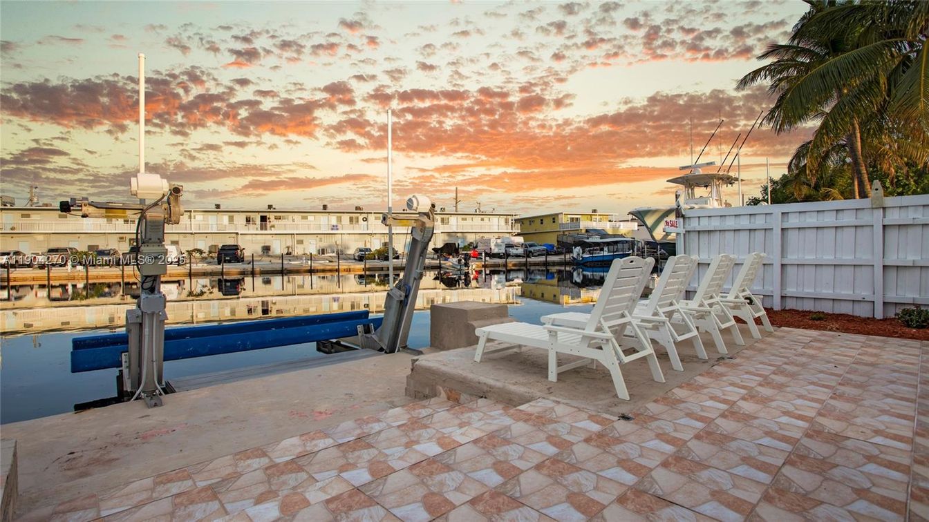 Exterior, Pool, Water