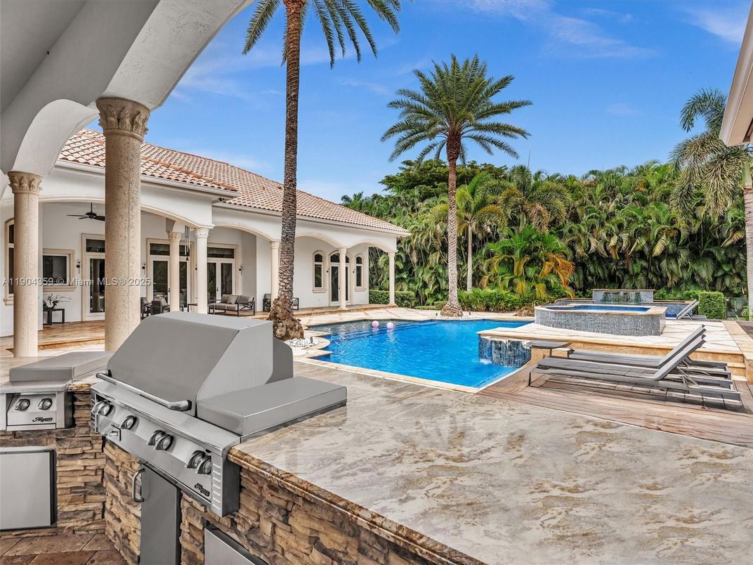 Exterior, Outdoor Kitchen, Pool