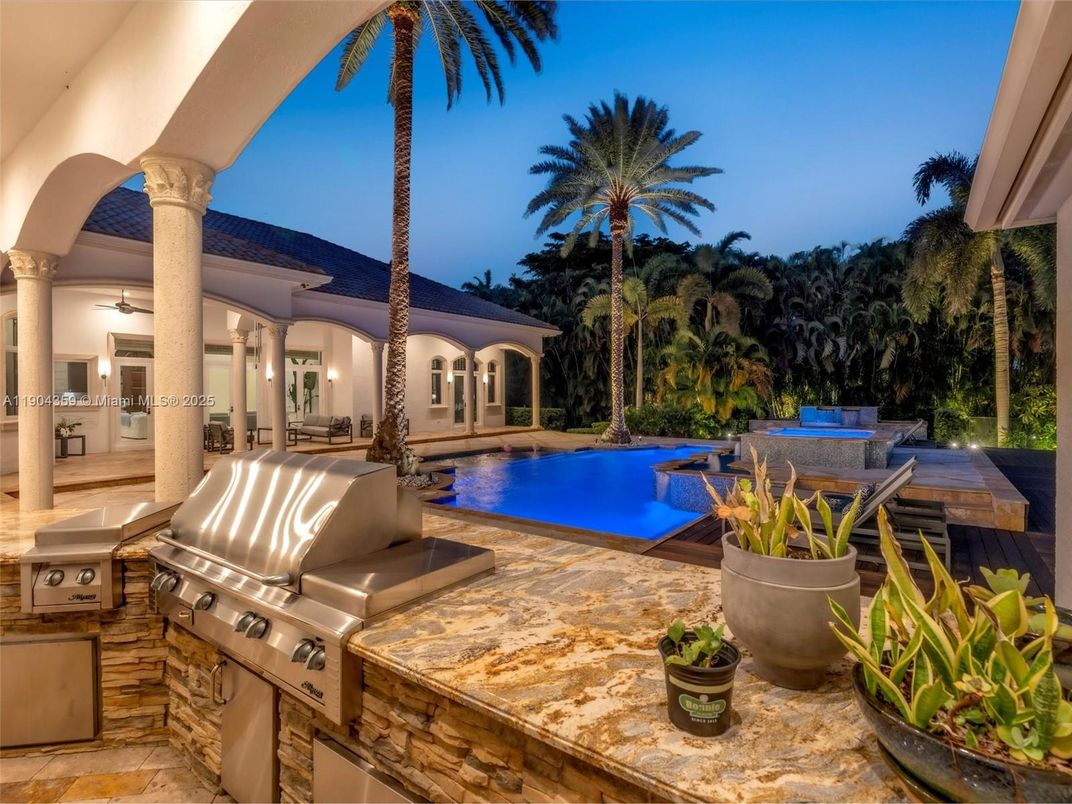 Exterior, Outdoor Kitchen, Pool