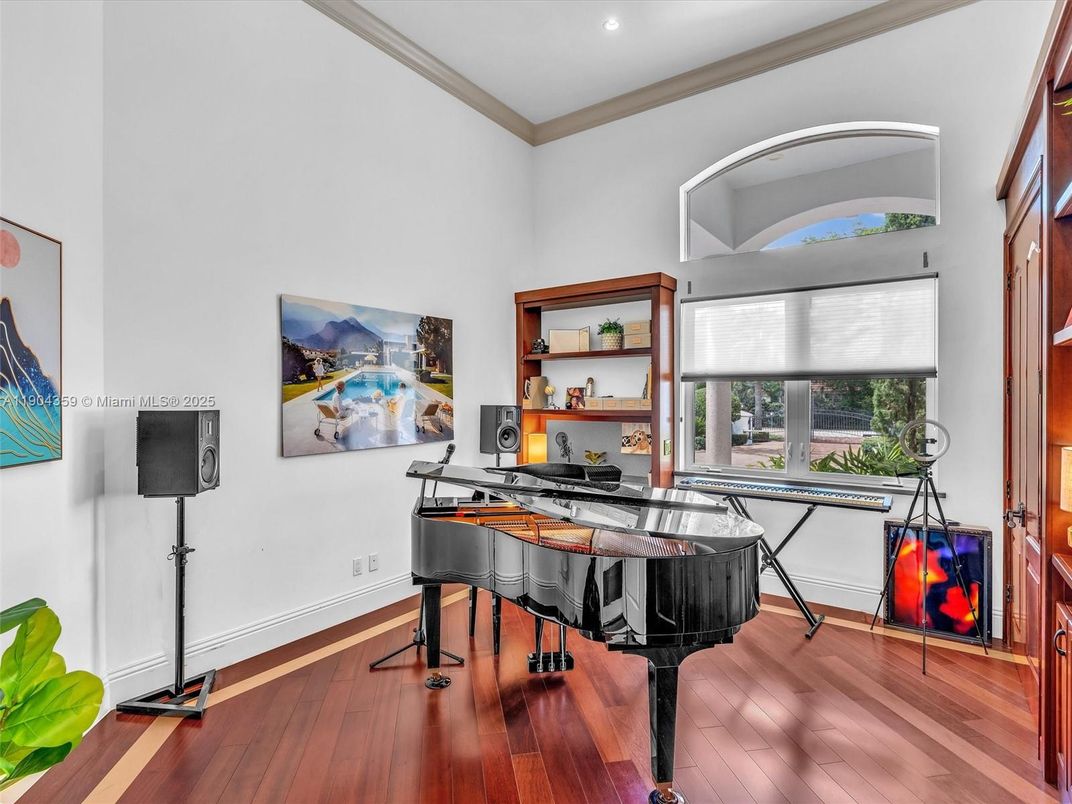 Interior, Piano, Recessed Lighting, Wood Texture Flooring