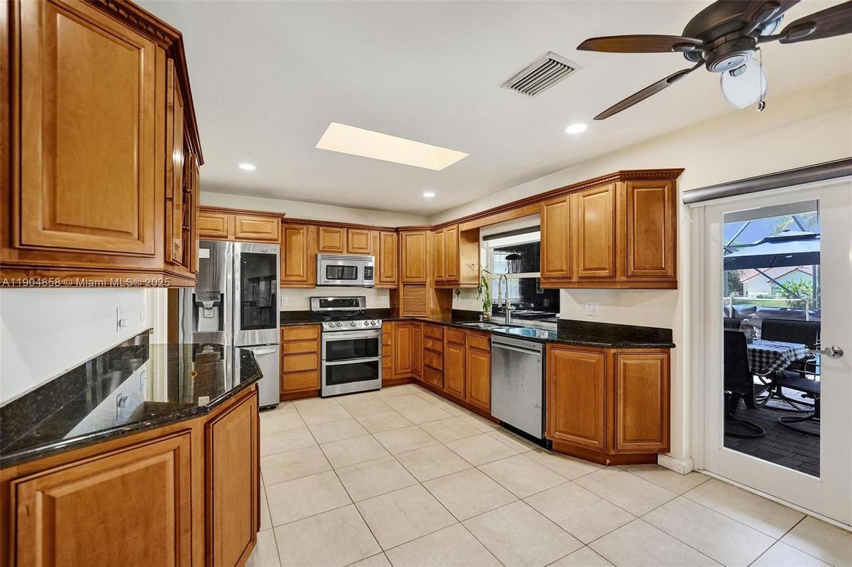 Dining room, Interior, Kitchen, Recessed Lighting, Stainless Steel Appliances