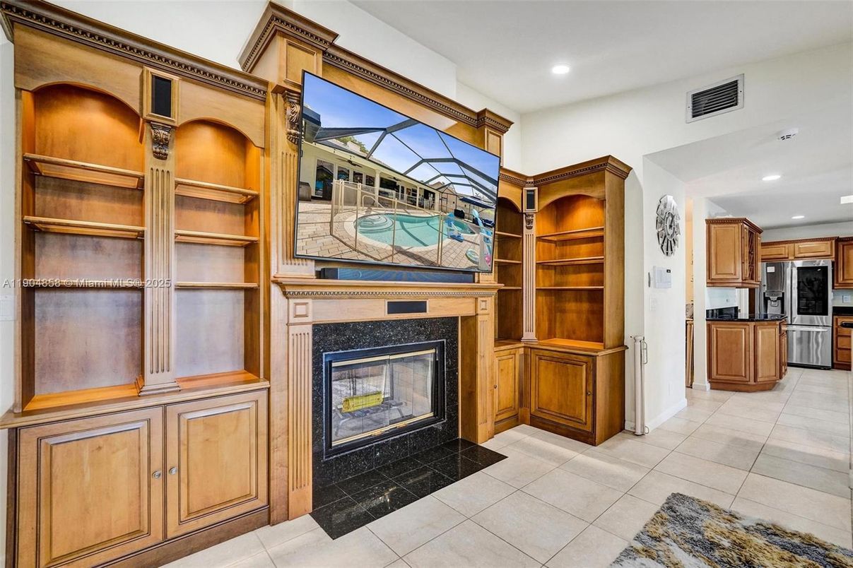 Fireplace, Interior, Kitchen, Recessed Lighting