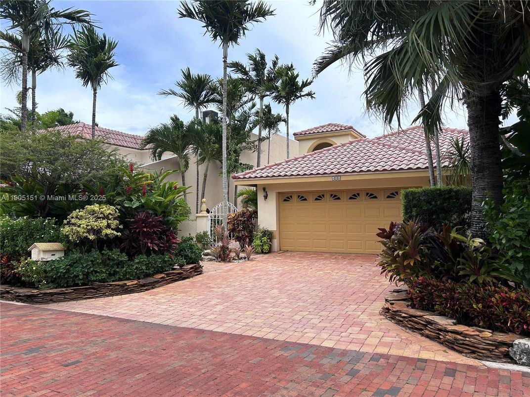 Attached, Exterior, Facade, Mediterranean