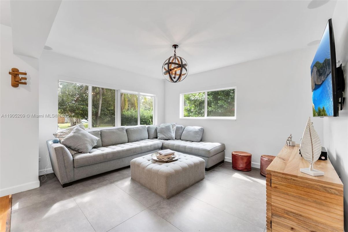 Chandelier, Interior, Living room