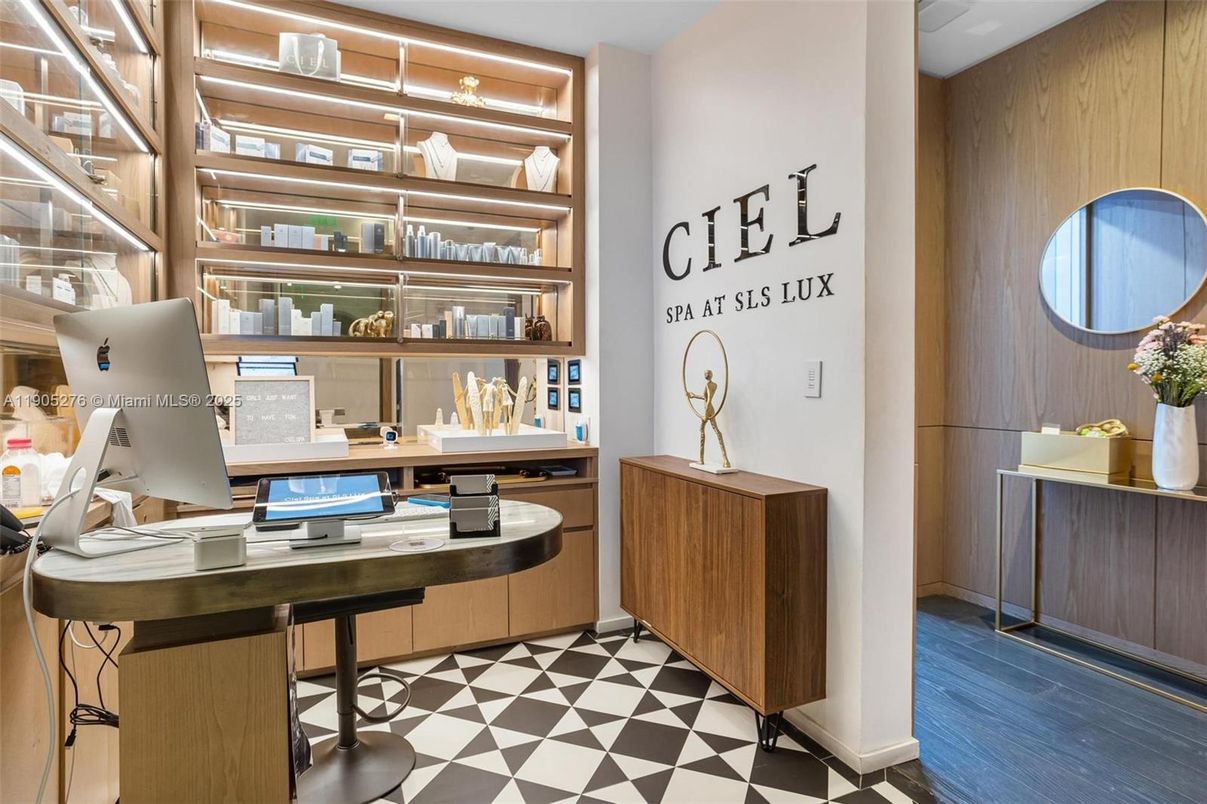 Home Office, Interior