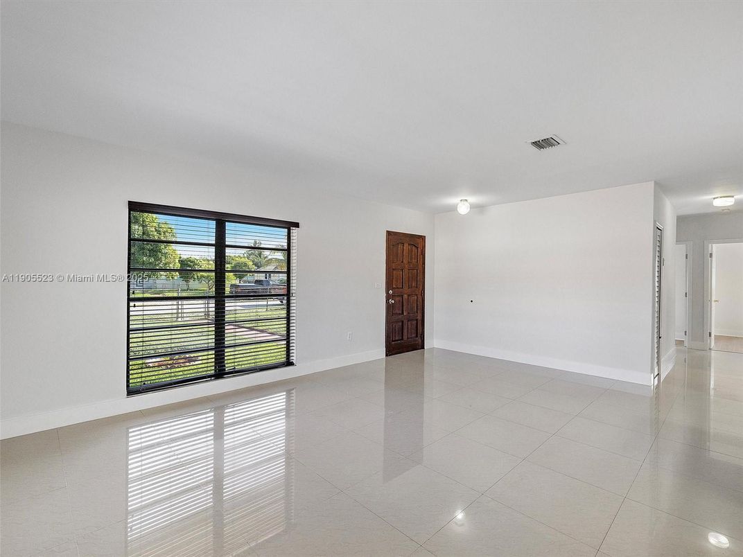 Empty room, Interior