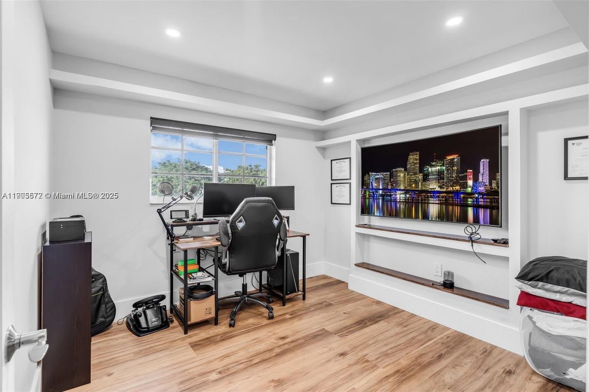 Home Office, Interior, Recessed Lighting, Wood Texture Flooring