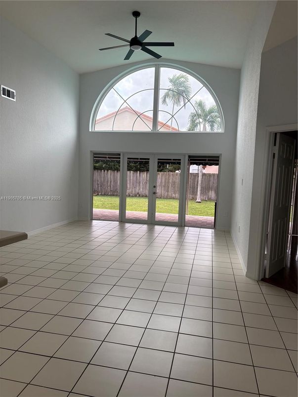 Empty room, Interior