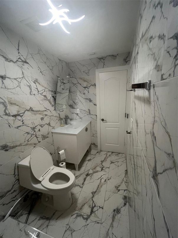 Bathroom, Interior, Marble, Marble Walls, Recessed Lighting