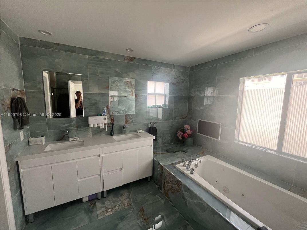 Bathroom, Dual Sink Vanities, Interior, Recessed Lighting