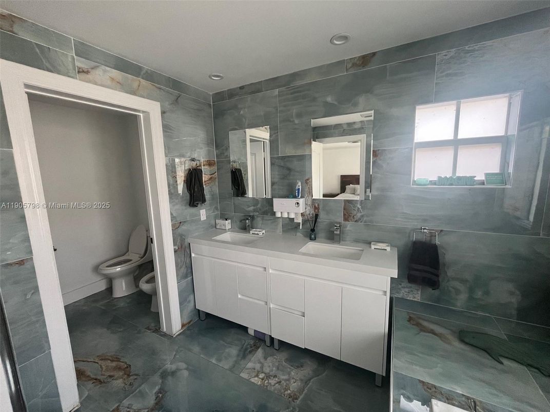 Bathroom, Dual Sink Vanities, Interior, Recessed Lighting