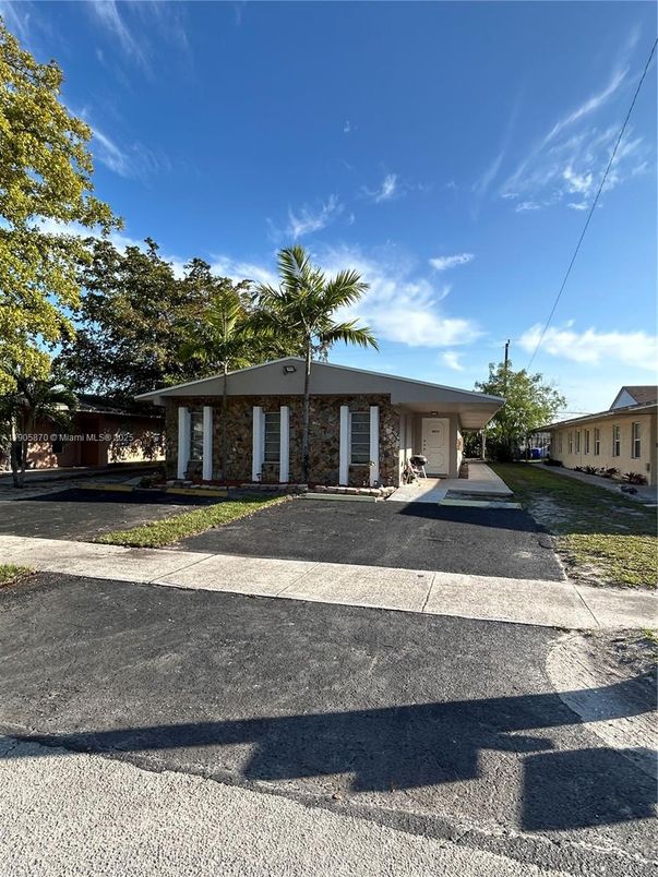 Backyard, Exterior, Facade, Ranch