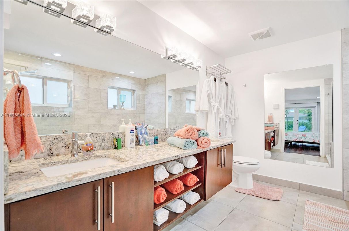 Bathroom, Dual Sink Vanities, Interior, Recessed Lighting