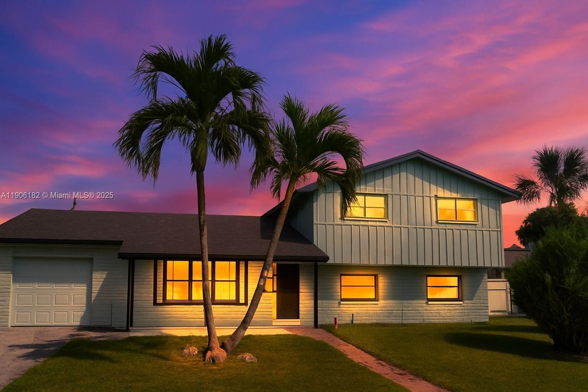 Attached, Exterior, Facade, Split Level