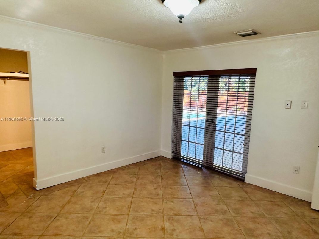 Empty room, Interior