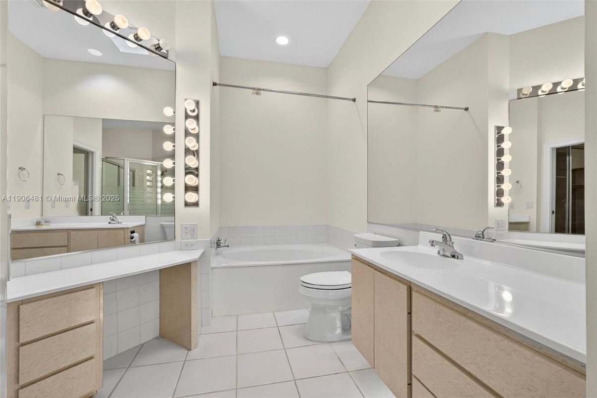 Bathroom, Dual Sink Vanities, Interior, Recessed Lighting