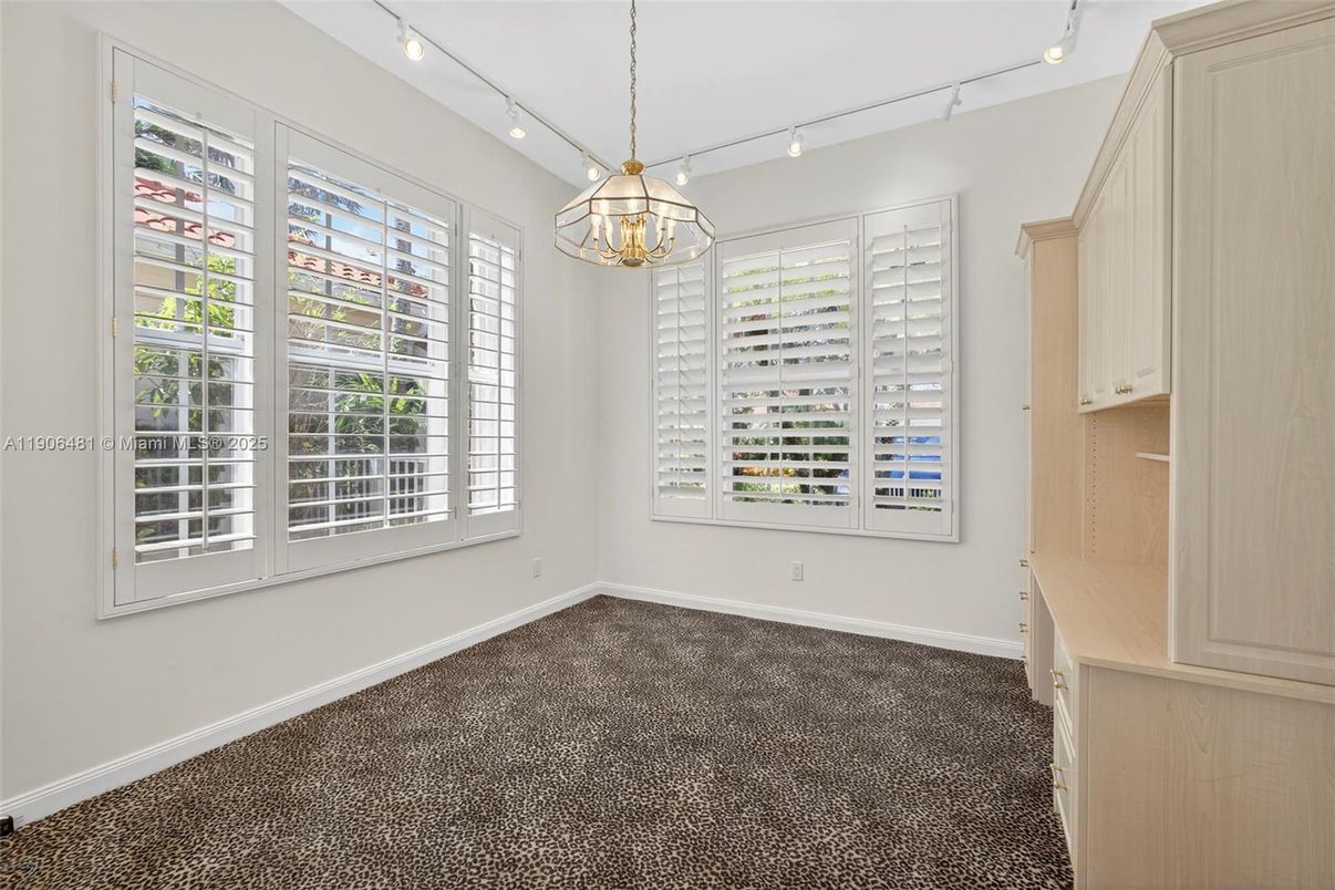 Empty room, Interior, Pendant Lights