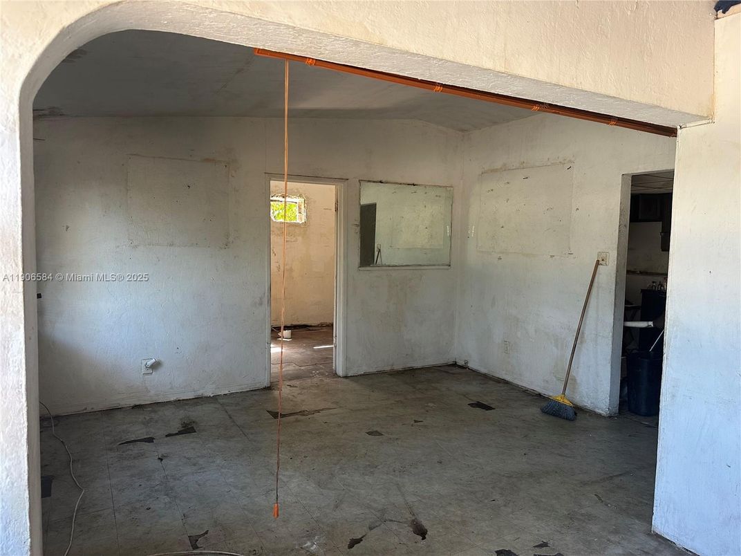 Empty room, Interior