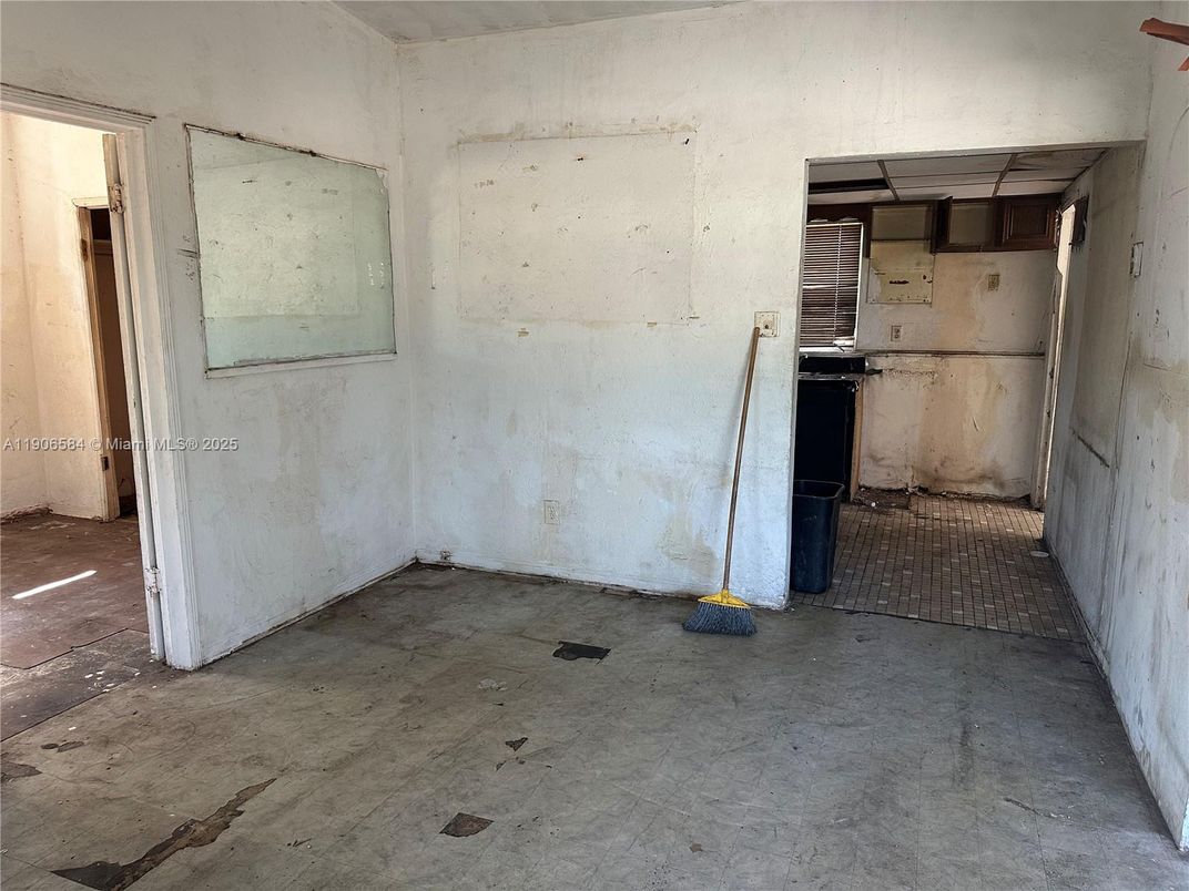 Empty room, Interior