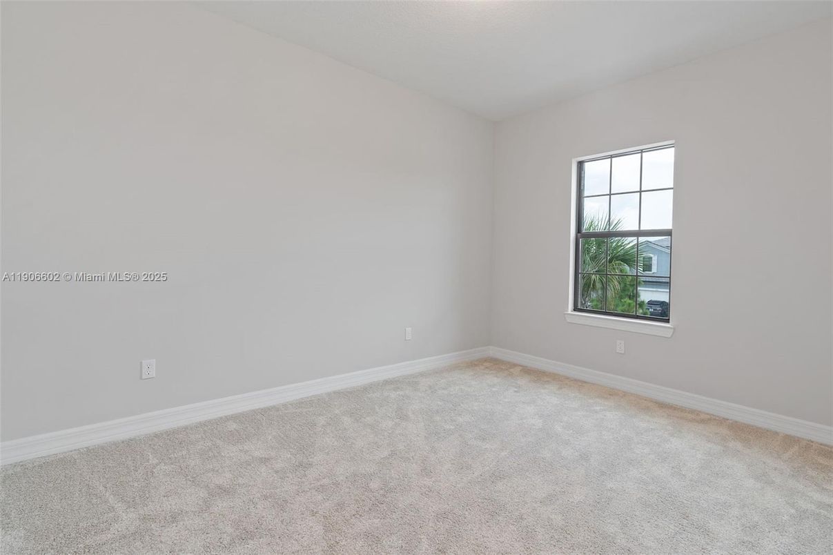 Empty room, Interior