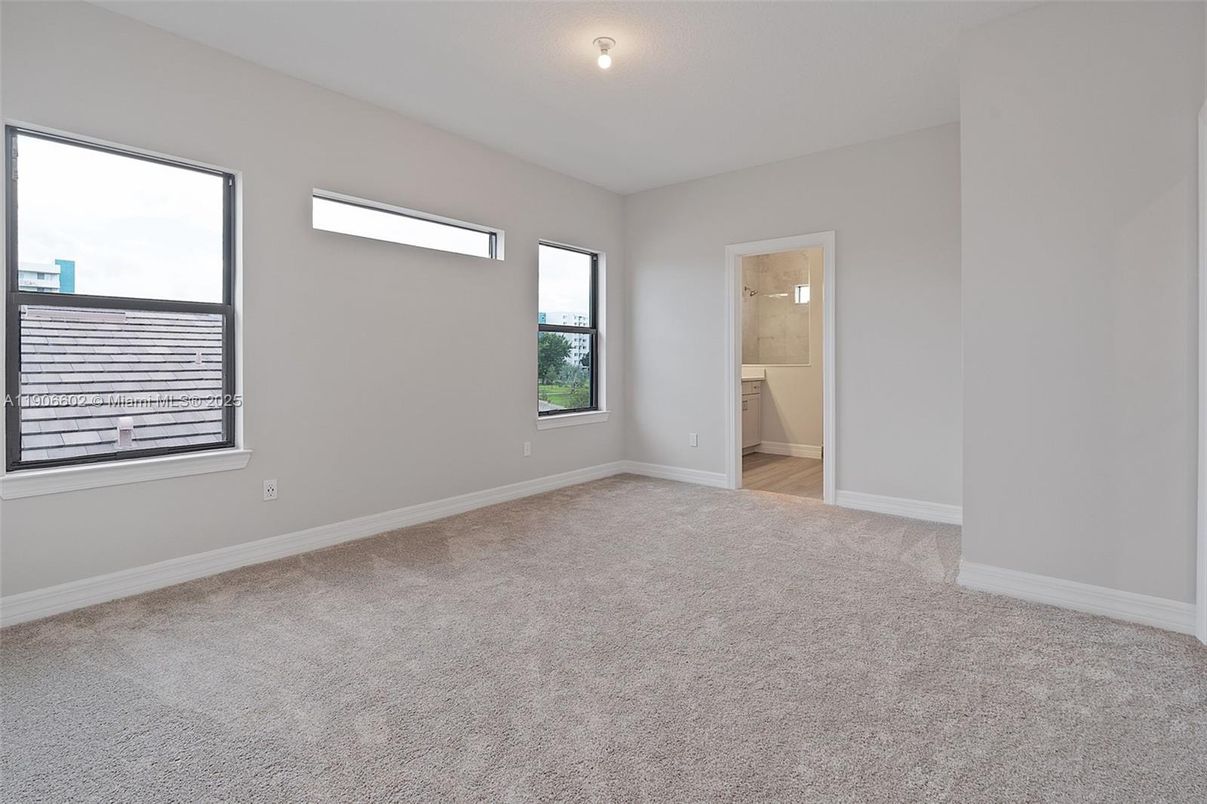 Empty room, Interior