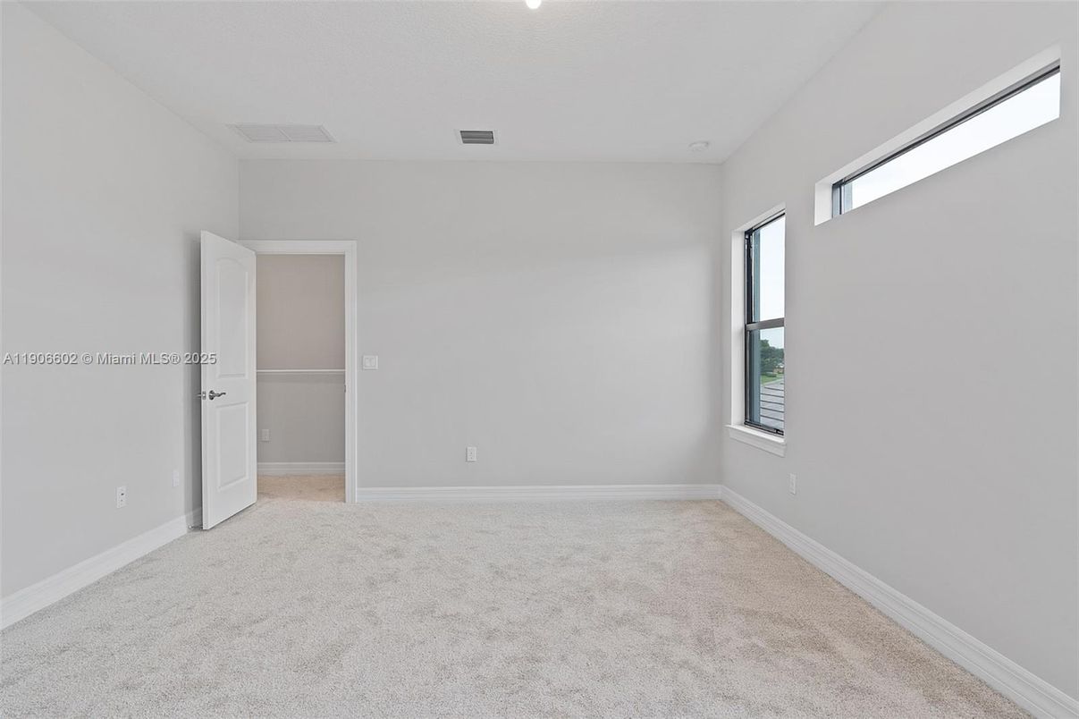 Empty room, Interior