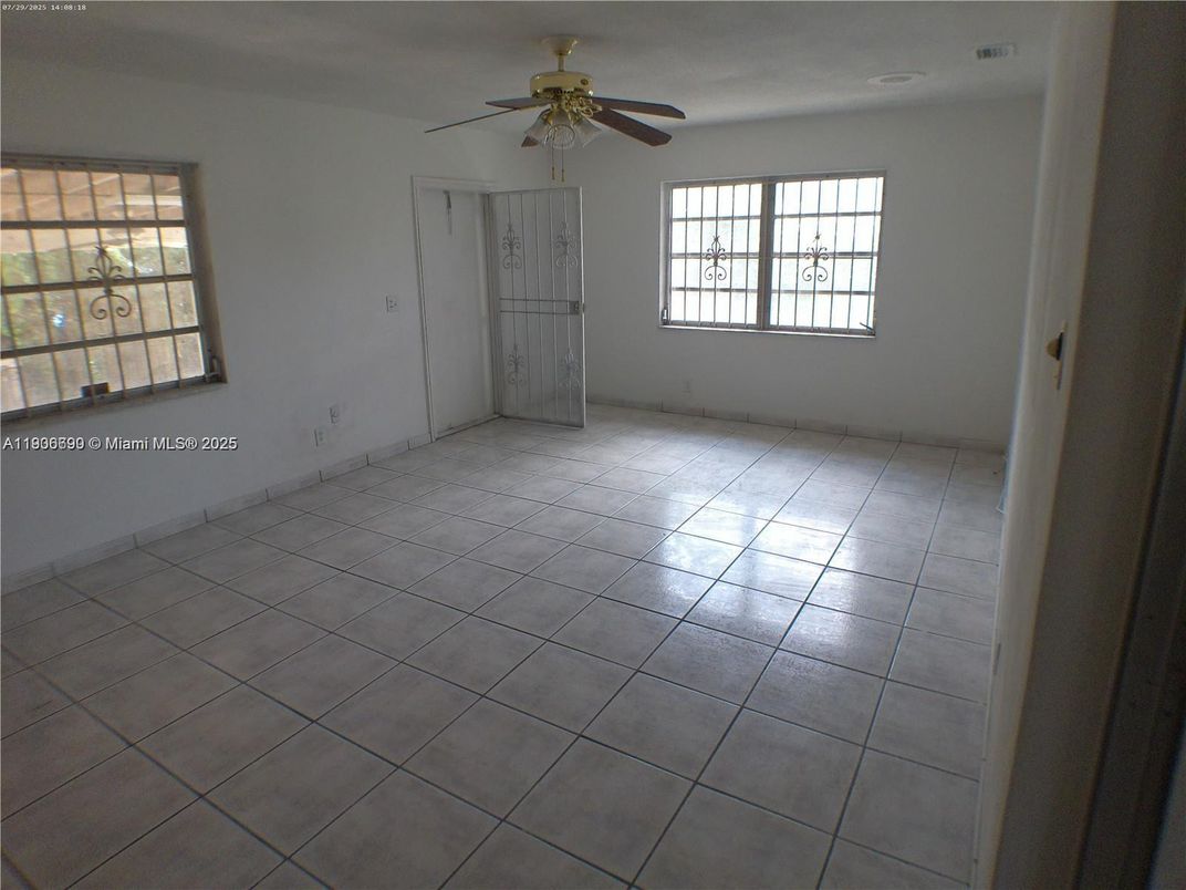 Empty room, Interior