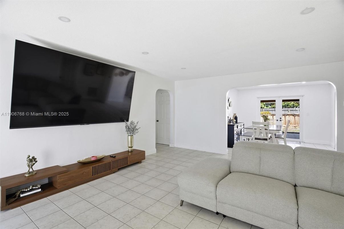Dining room, Interior, Living room, Recessed Lighting