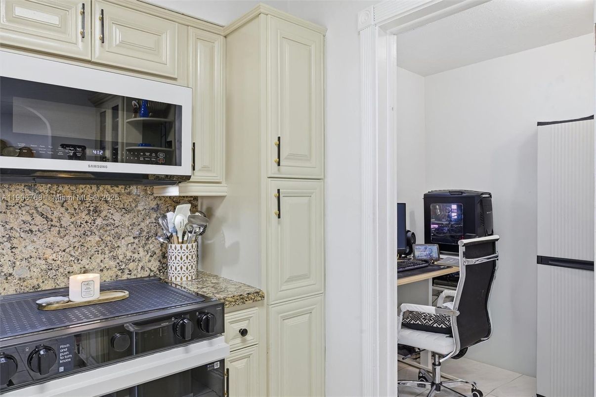 Home Office, Interior