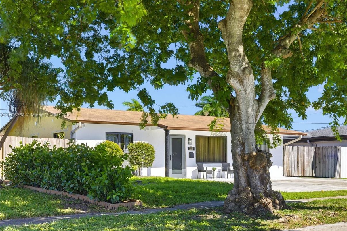 Exterior, Facade, Ranch