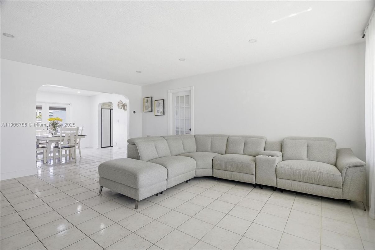 Dining room, Interior, Living room, Recessed Lighting