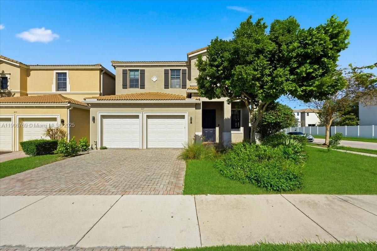 Attached, Exterior, Facade, Mediterranean