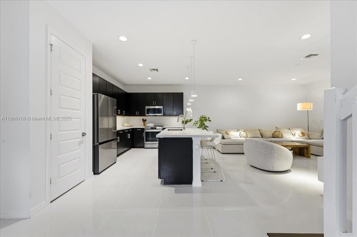 Interior, Kitchen, Living room, Pendant Lights, Recessed Lighting, Stainless Steel Appliances