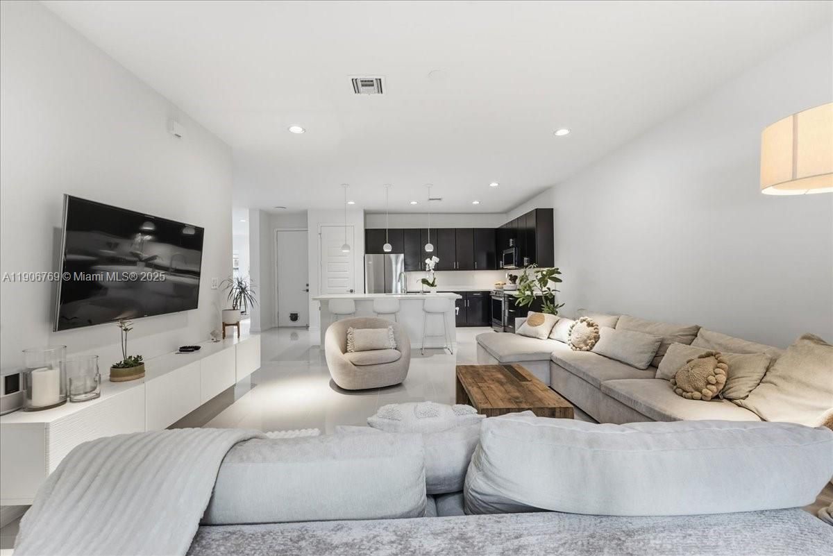 Interior, Kitchen, Living room, Pendant Lights, Recessed Lighting, Stainless Steel Appliances