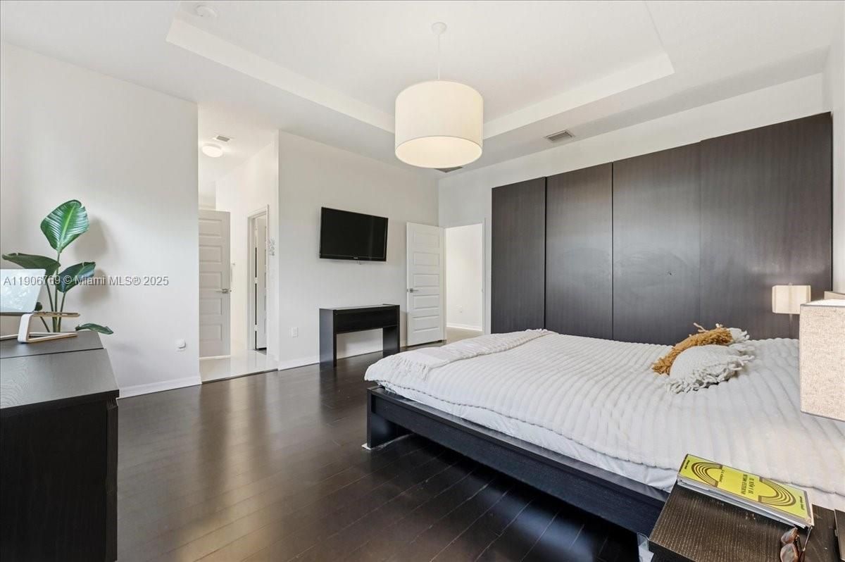 Bedroom, Interior, Pendant Lights, Wood Texture Flooring