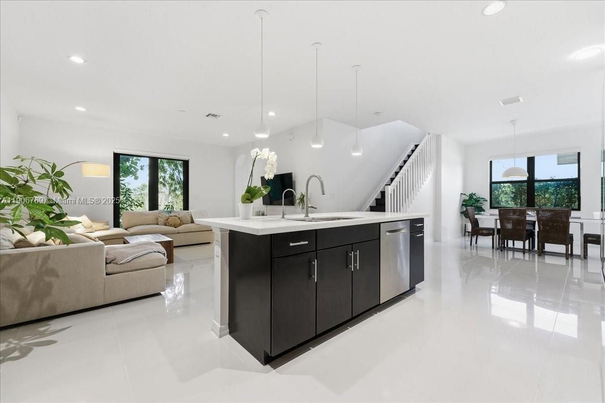 Dining room, Interior, Kitchen, Living room, Pendant Lights, Recessed Lighting, Stainless Steel Appliances