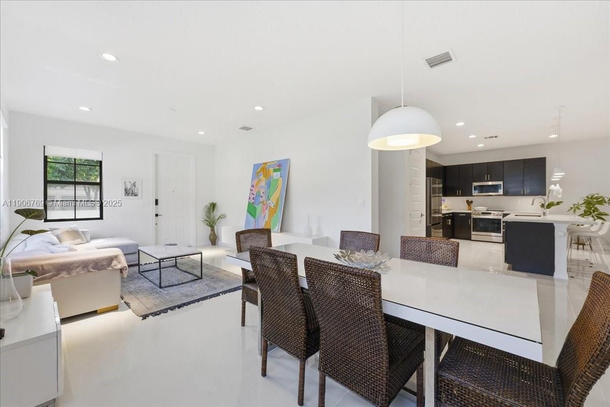 Dining room, Interior, Kitchen, Living room, Pendant Lights, Recessed Lighting, Stainless Steel Appliances