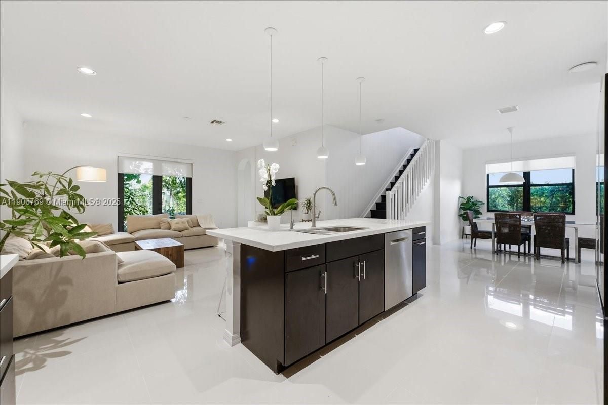 Dining room, Interior, Kitchen, Living room, Pendant Lights, Recessed Lighting, Stainless Steel Appliances