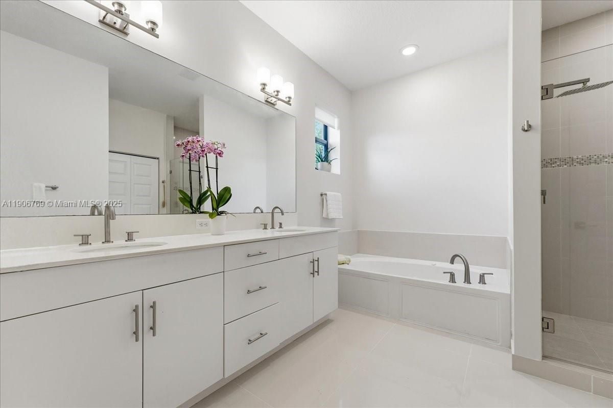 Bathroom, Dual Sink Vanities, Interior, Recessed Lighting