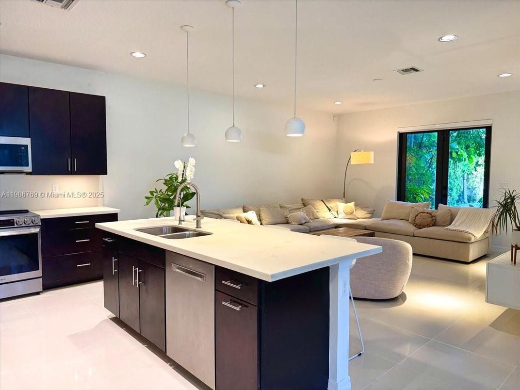 Interior, Kitchen, Living room, Pendant Lights, Recessed Lighting, Stainless Steel Appliances