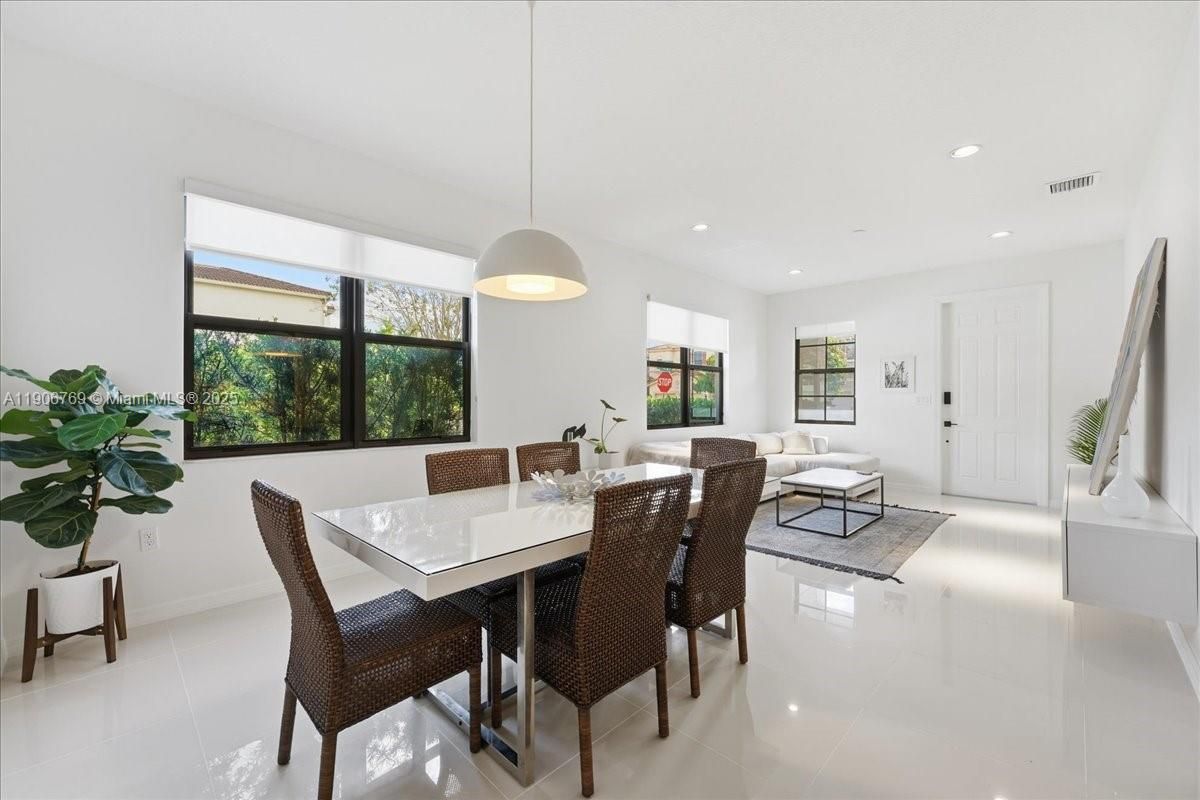 Dining room, Interior, Living room, Pendant Lights, Recessed Lighting
