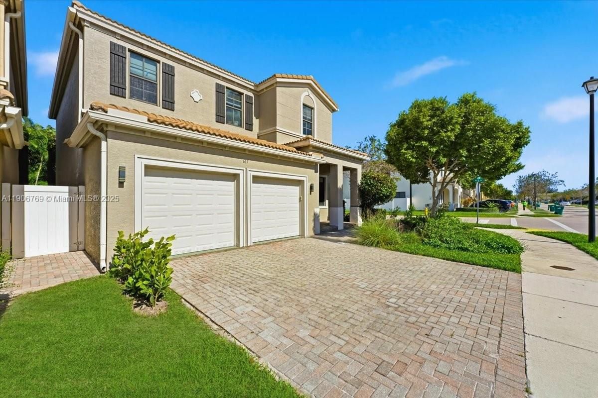 Attached, Exterior, Facade, Mediterranean