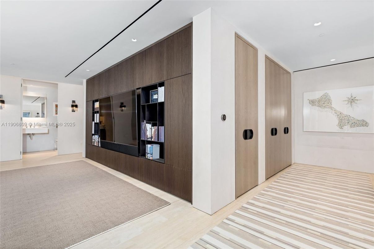 Interior, Recessed Lighting, Wood Texture Flooring