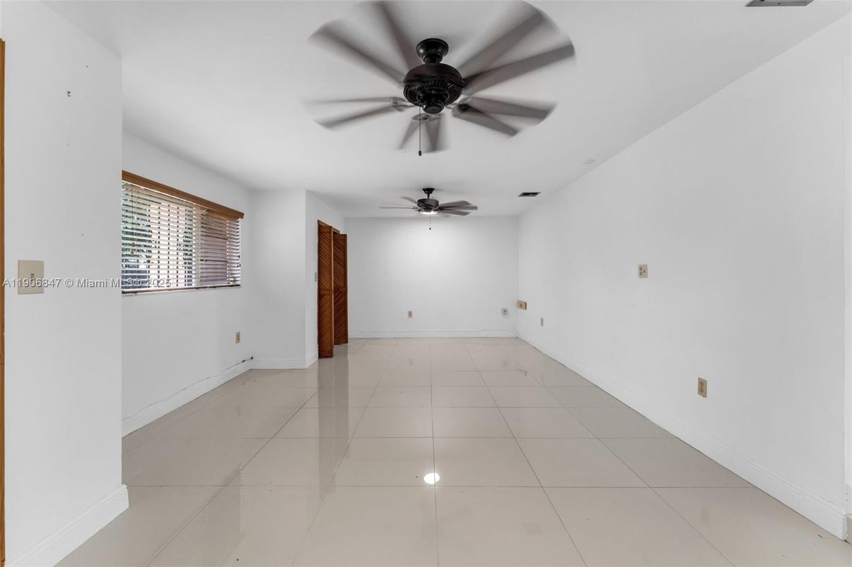 Empty room, Interior