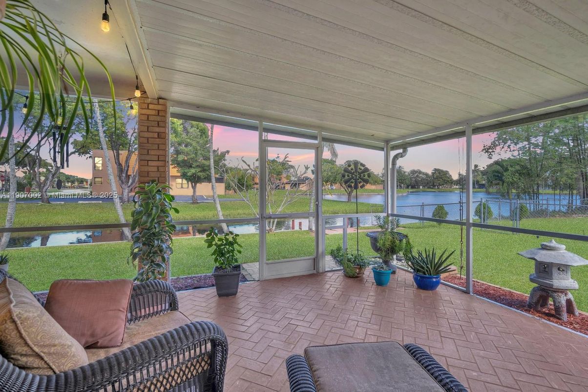 Interior, Sun Room, Water
