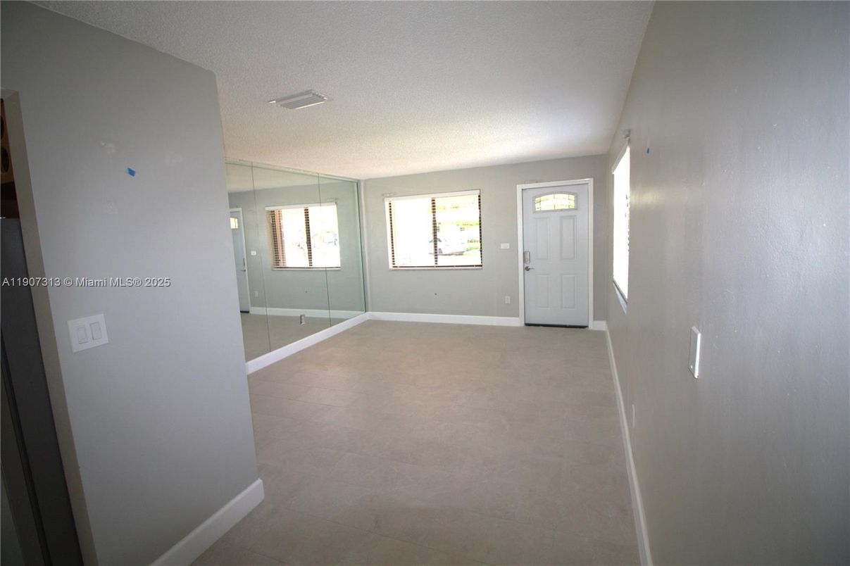 Empty room, Interior