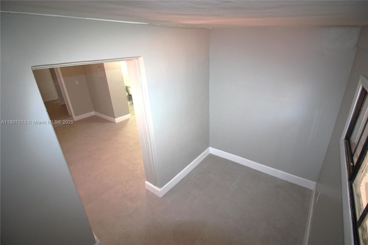 Empty room, Interior